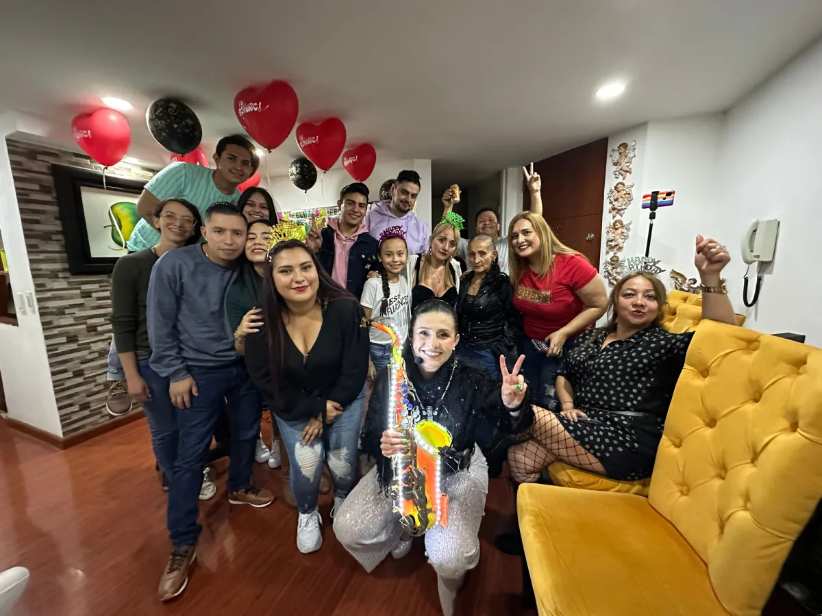 Saxofonista para cumpleaños en Bogotá tocando en vivo con los invitados en la celebración
